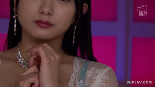 侧身站姿 · IPPA标志 · 长款耳坠 · 面部及手部特写 · 抚摸头发 · 白色蕾丝长裙 · 粉紫色背景室 · 淡雅微笑