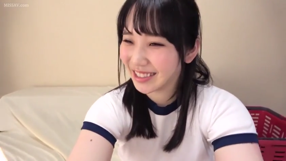 室内 · 坐姿 · 微笑 · 面部特写 · 清纯 · 喜悦 · 运动服 · 收纳筐