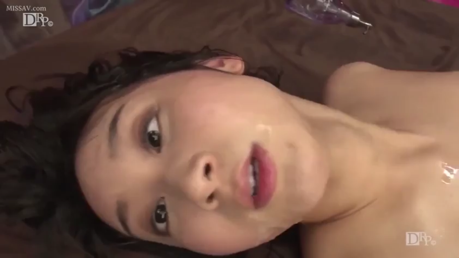 顔部のクローズアップ · 全裸 · 寝室 · 仰臥