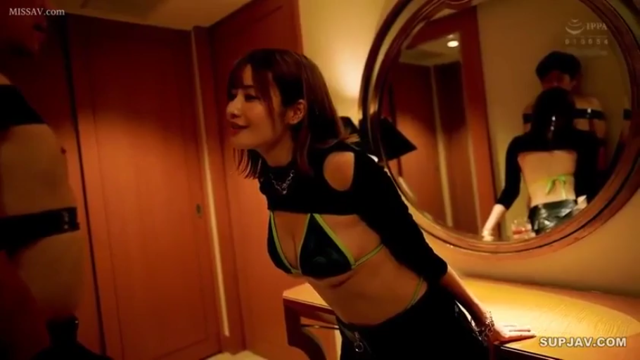 比基尼 · 中景 · 微笑 · 酒店 · 挑逗 · 镜子 · 前倾