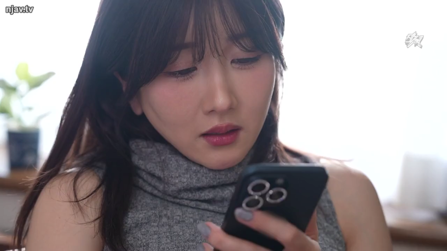 Indoor · Close-up of the face · Hazy · 灰色高领毛衣 · Close your eyes · 侧头 · 单人女性