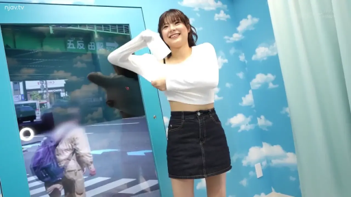 单人 · 摆拍 · 站姿 · 白色上衣 · 笑容 · 影棚 · 电子屏幕