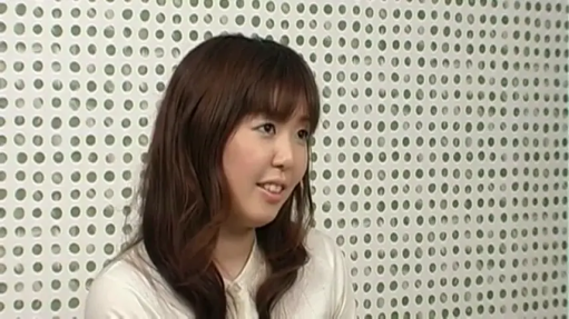 室内 · 微笑 · 白い上着 · 注視 · 头部特写 · 横座り · アジア人女性