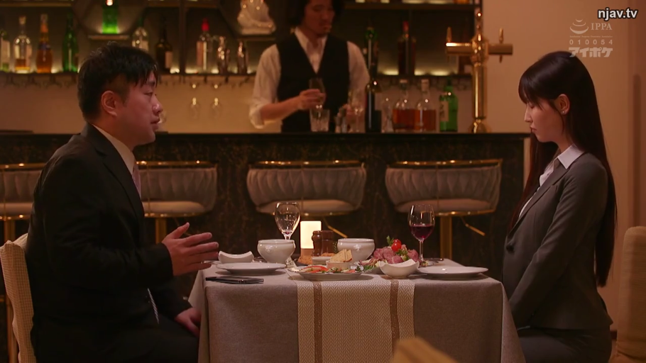 Serious · Medium shot · wine glass · Plot · 酒吧 · 对坐 · 职业正装 · 约会用餐