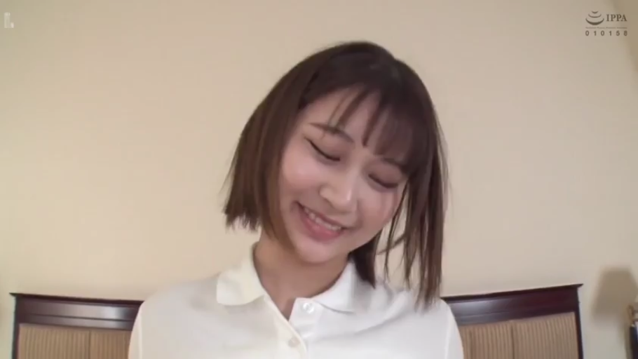 室内 · 面部特写 · 短发 · 俯视 · 歪头 · 白色POLO衫 · 羞涩微笑 · 床头板