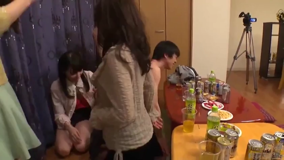 室内 · 跪坐 · 衬衫 · 自然 · 多人 · 饮料 · 聚会