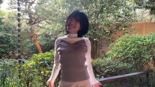 站立 · 摆拍 · 微笑 · 户外 · 毛衣 · 围栏 · 庭院