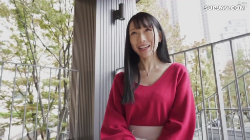 交谈 · 中景 · 微笑 · 正面坐姿 · 户外阳台 · 红色V领上衣