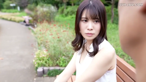 坐姿 · 憂鬱 · 臉部特寫 · 对视 · 户外 · 公园 · 白色无袖上衣 · 长椅