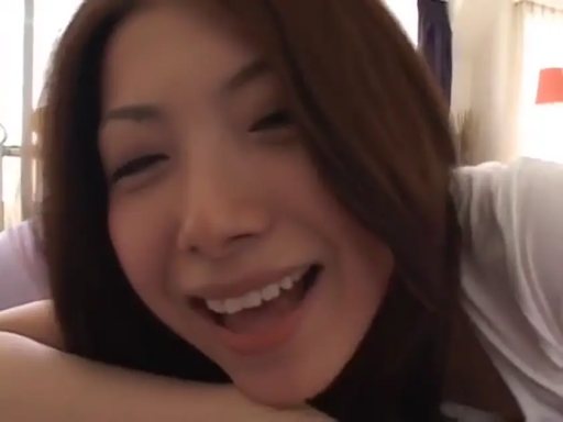 室內 · 臉部特寫 · 白色上衣 · 趴臥 · 灿烂笑容 · 对视镜头 · 清纯甜美