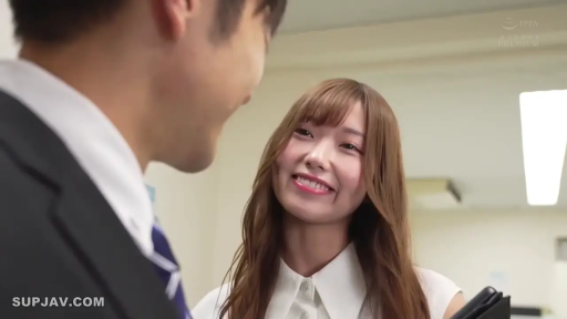 脸部 · 办公室 · 站立 · OL装 · 微笑 · 文件夹 · 职场剧情 · 眼神交流