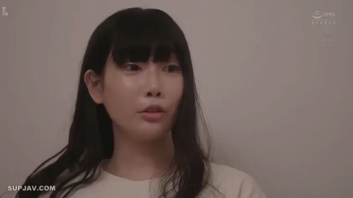 室内 · 坐姿 · 脸部特写 · 平静 · 谈话 · 网站水印 · 圆领衫