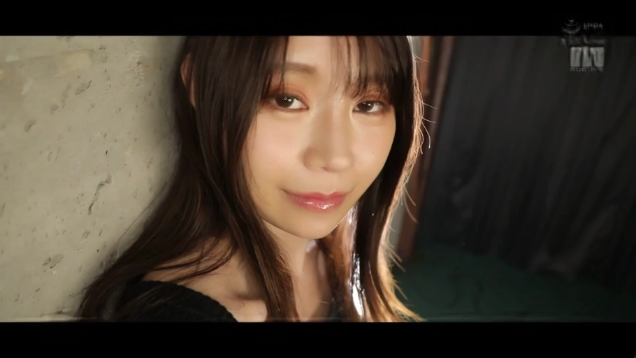 室内 · 面部 · 诱惑 · 注视 · 特写 · 靠墙 · 黑色上衣