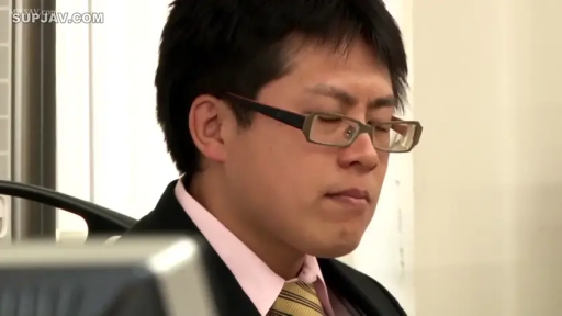 座り姿勢 · 真剣 · メガネ · 办公室 · 顔のクローズアップ · スーツ · 工作 · 成年男性