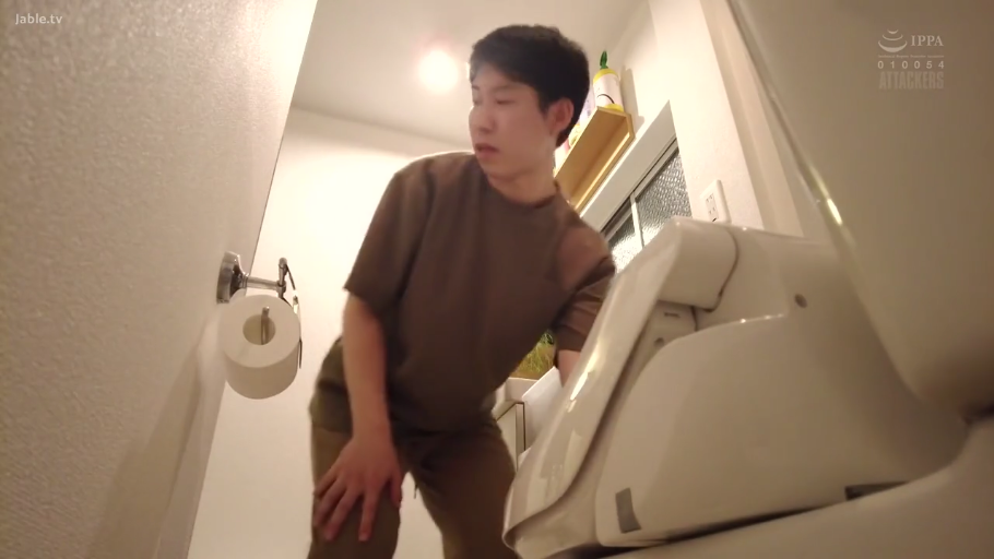 俯身 · 第一人称视角 · 厨房 · 模糊 · 日常服饰 · 调味瓶 · 冰箱内部 · 搜寻