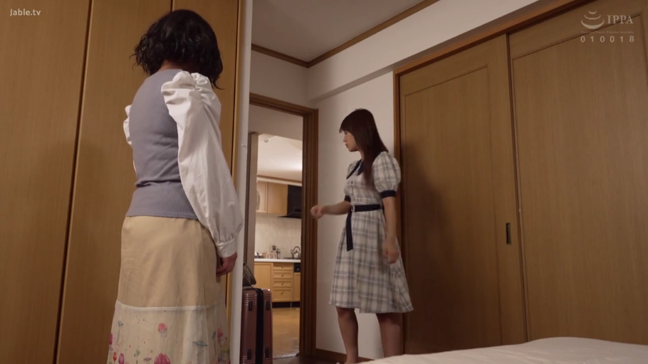 校服 · 教室 · 中景 · 粉笔 · 校园题材 · 侧向站立 · 甜美微笑 · 在黑板上绘图
