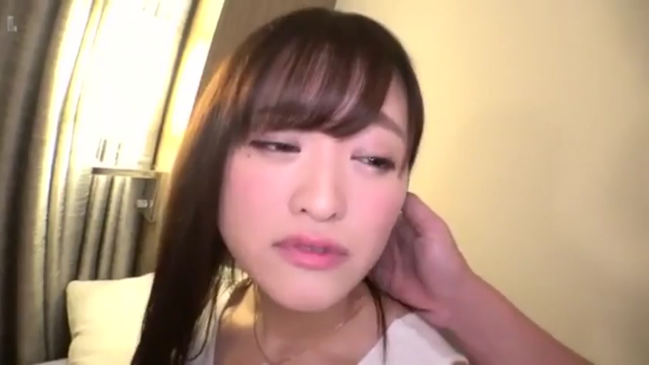 Indoor · Close-up of the face · Hazy · White top · 卧姿 · Soft light · Being stroked · 手