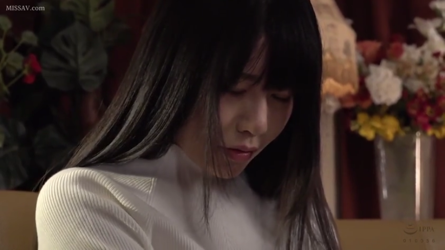 室内 · 坐姿 · 面部 · 忧郁 · 白色高领毛衣 · 低头垂目 · 忧伤感