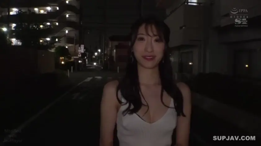 站立 · 微笑 · 上半身特写 · 看向镜头 · 室外街道 · 深夜 · 白色低胸背心