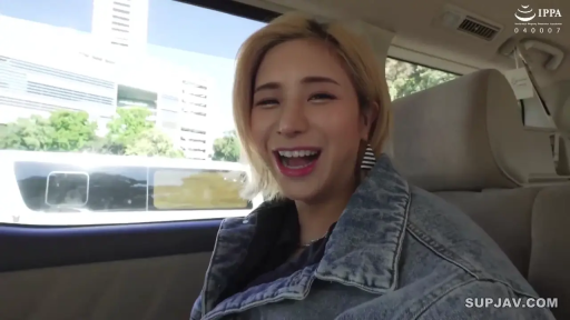 坐姿 · 交谈 · 微笑 · 车内 · 金发 · 汽车座椅 · 牛仔外套 · 半身照