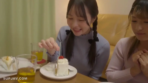 座り姿勢 · リビング · 半身 · 开心 · 蓝色针织衫 · 蛋糕 · 拍手 · 多人在场