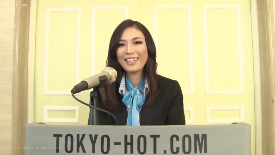 Sitting Posture · Smile · Business attire · 近景 · Microphone · Studio · 演讲 · 品牌Logo