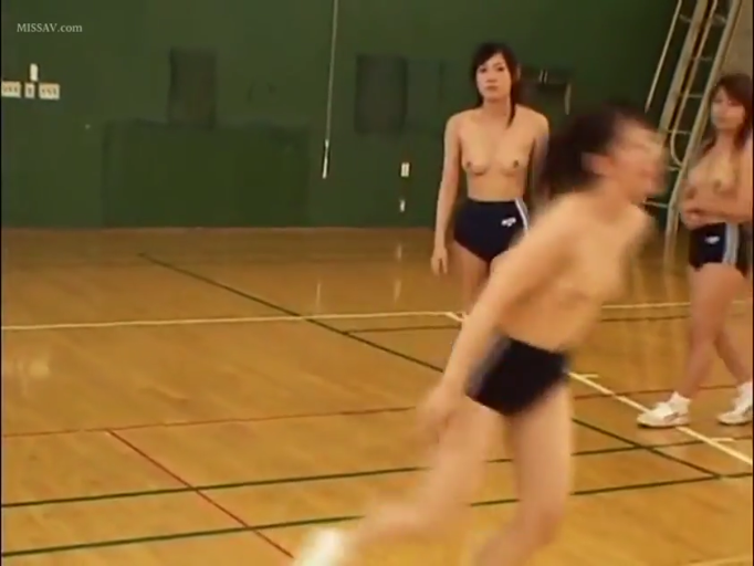 露乳 · 站立 · 全景 · 平静 · 体育馆 · 运动 · 上半身裸