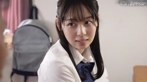 坐姿 · 校服 · 卧室 · 微笑 · 面部特写 · 注视 · 背包 · 亚洲