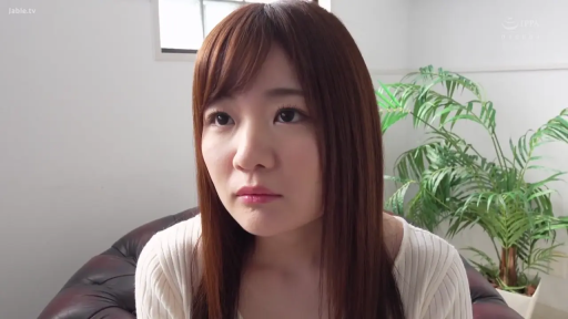 座り姿勢 · リビング · 皮质沙发 · 半身 · 注視 · 凝視 · 条纹针织衫