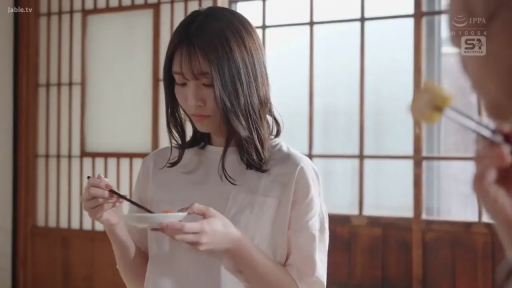 脸部 · 站立 · 白色短袖 · 平静 · 用餐 · 日常生活 · 碗筷 · 日式建筑