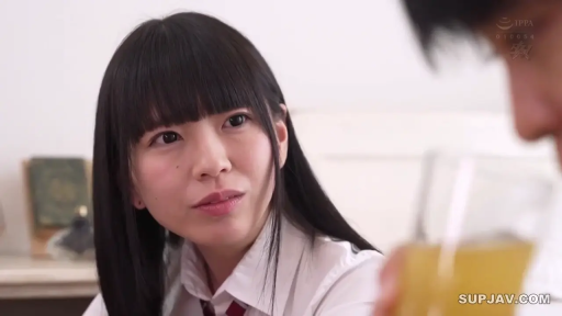 交谈 · 全身 · 校服 · 卧室 · 微笑 · 蹲坐 · 男女双人 · 果汁