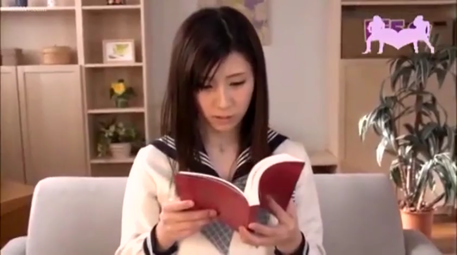 坐姿 · 专注 · 客厅 · 上半身 · 水手服 · 书本 · 看书 · 黑直发