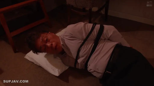 BDSM · 痛苦 · 束缚 · 侧卧 · 室内地板 · 粗绳 · 衬衫西裤 · 身体捆绑