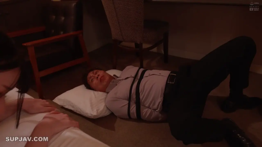 室内 · 全身 · 仰卧 · 呆滞 · 捆绑 · BDSM · 衬衫 · 绳索