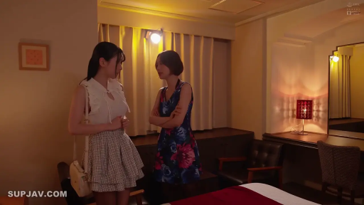 站立 · 全景 · 平静 · 对话 · 酒店 · 挎包 · 无袖衫