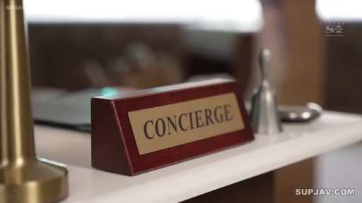 酒店前台 · 标牌特写 · 礼宾部铭牌