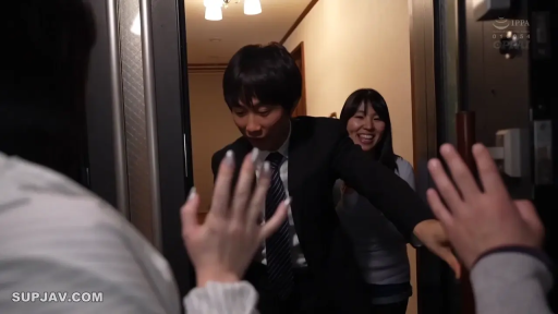 站立 · 微笑 · 第一人称视角 · 手部 · 西装 · 门 · 门口 · 回家