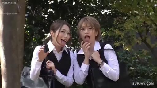 眼镜 · 站立 · 中景 · 职业装 · 户外 · 双人 · 吐舌头 · 俏皮