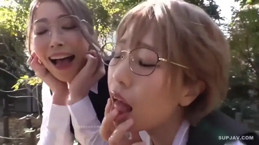 眼镜 · 脸部特写 · 陶醉 · 制服 · 户外 · 舔舐 · 两人 · 靠在一起