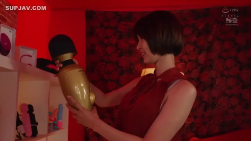 室内 · 站立 · 微笑 · 半身 · 按摩棒 · 红色无袖上衣 · 手持按摩棒 · 玫瑰背景