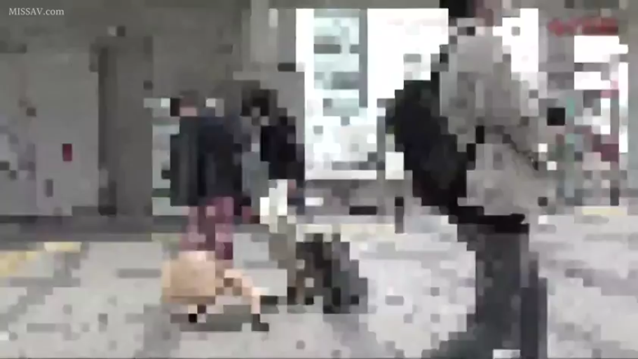 全身 · 站姿 · 模糊 · 背包 · 学生装 · 走路 · 车站 · 像素化