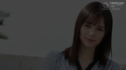 项链 · 面部特寫 · 室外 · 靜止 · 寫真 · 蓝色蕾丝衫 · 微侧头 · 闭目微笑