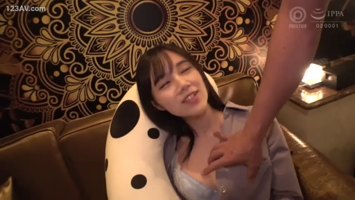 胸部特写 · 成人内容 · 室内沙发 · 迷离表情 · 灰色衬衫 · 被揉捏胸部 · 靠坐姿势 · 斑点靠枕