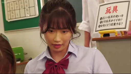 红色领结 · 教室 · 站立 · 面部特写 · 阅读 · 认真 · 学生妹 · 提示牌