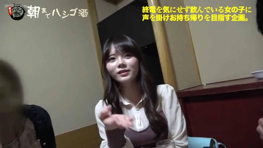 Indoor · Sitting Posture · Smile · Half-body · wine glass · shirt · Chat · Amateur