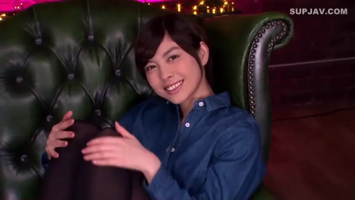 室内 · 坐姿 · 单人 · 展示 · 中景 · 微笑 · 皮沙发 · 牛仔衫