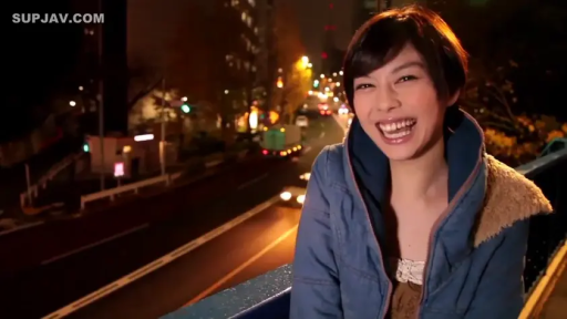 站姿 · 半身特写 · 夜间天桥 · 蓝色连帽外套