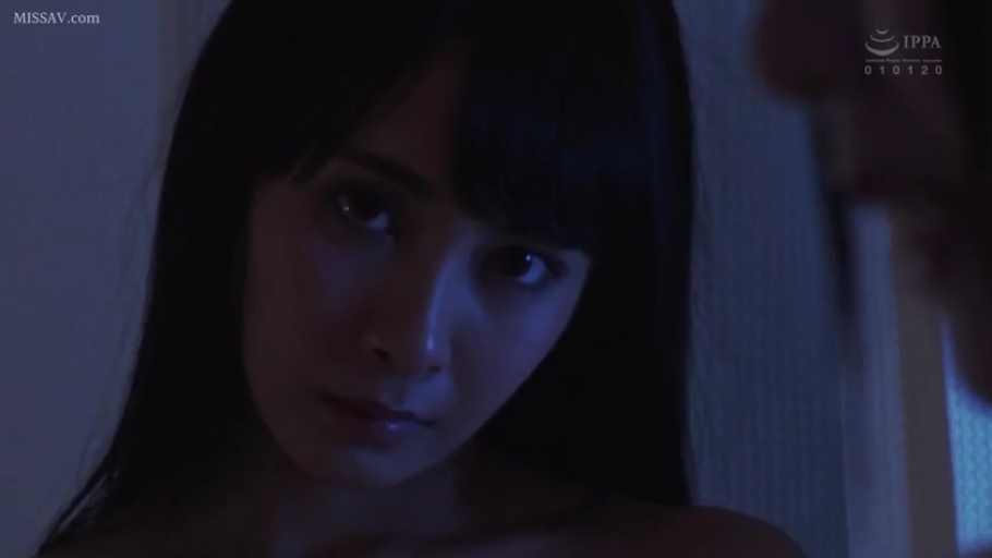 室内 · 坐姿 · 脸部特写 · 裸体 · 诱惑 · 凝视 · 长发