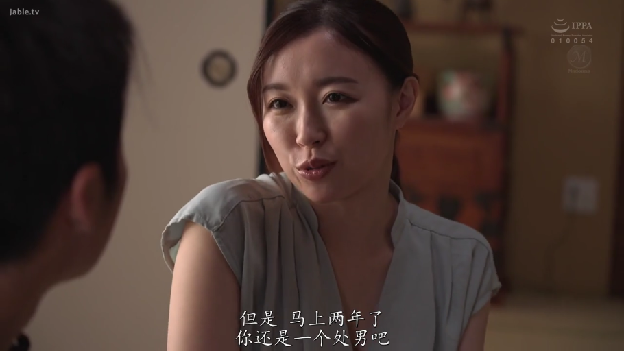 室内 · 坐姿 · 交谈 · 面部特写 · 认真 · 无袖上衣 · 熟女