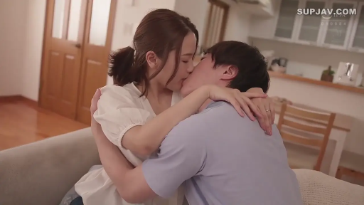 陶醉 · 抱擁 · ソファ · リビング · 半身 · カジュアルウェア · 接吻 · 恋爱